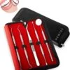 Newide Professionele Tandarts Set Met Luxe Etui – Tandsteen Verwijderaar – RVS Tandarts Setje – Tandenstokers – Tandartshaakje – Tand Verzorging Gereedschap Set – Tandplak Verwijderaar -Winkel Voor Persoonlijke Verzorging 1001x1200 1