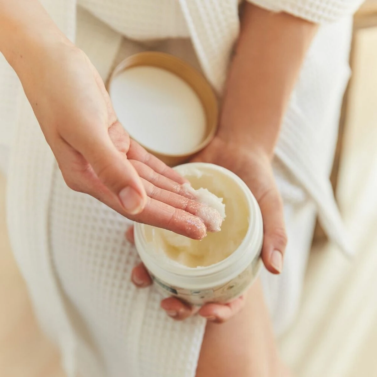 Kneipp Silky Secret - Cream & Oil Body Scrub 5 Kneipp Silky Secret - Cream & Oil Body Scrub - Afbeelding 3