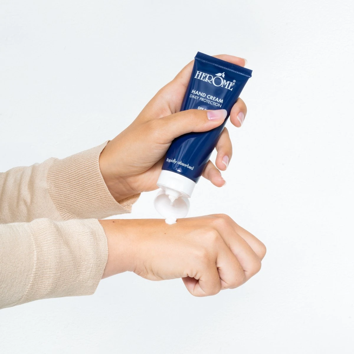 Herome Handcreme - Daily Protection SPF 8 - Voor De Dagelijkse Verzorging, Beschermend En Trekt Snel In - 75ml. 11 Herome Handcreme - Daily Protection SPF 8 - Voor De Dagelijkse Verzorging, Beschermend En Trekt Snel In - 75ml. - Afbeelding 9