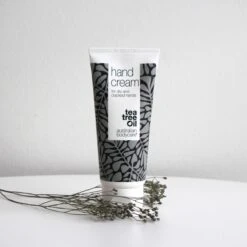 Australian Bodycare Hand Cream 100 Ml - Handcrème Voor Mannen & Vrouwen Met Zeer Droge Handen En Gebarsten Huid Met Tea Tree Olie - Dringt Snel In De Huid, Zonder Deze Vet Te Maken - Ondersteunt Het Herstellend Vermogen Van De Huid -Winkel Voor Persoonlijke Verzorging 1200x1200 2043