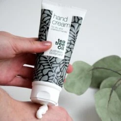 Australian Bodycare Hand Cream 100 Ml - Handcrème Voor Mannen & Vrouwen Met Zeer Droge Handen En Gebarsten Huid Met Tea Tree Olie - Dringt Snel In De Huid, Zonder Deze Vet Te Maken - Ondersteunt Het Herstellend Vermogen Van De Huid -Winkel Voor Persoonlijke Verzorging 1200x1200 2044