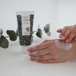 Australian Bodycare Hand Cream 100 Ml - Handcrème Voor Mannen & Vrouwen Met Zeer Droge Handen En Gebarsten Huid Met Tea Tree Olie - Dringt Snel In De Huid, Zonder Deze Vet Te Maken - Ondersteunt Het Herstellend Vermogen Van De Huid -Winkel Voor Persoonlijke Verzorging 1200x1200 2045