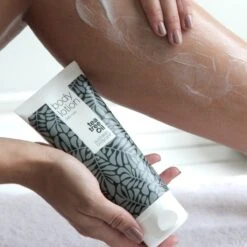 Australian Bodycare Body Lotion 200 Ml - Bodylotion Met Tea Tree Olie Verzorgt En Voorkomt Een Onzuivere En Droge Huid - Vermindert Vlekjes, Puistjes, Jeuk, Jeugdpuistjes, Lichaamsgeurtjes & Zweetvoeten - Geschikt Voor Vrouwen & Mannen -Winkel Voor Persoonlijke Verzorging 1200x1200 880