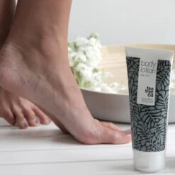 Australian Bodycare Body Lotion 200 Ml - Bodylotion Met Tea Tree Olie Verzorgt En Voorkomt Een Onzuivere En Droge Huid - Vermindert Vlekjes, Puistjes, Jeuk, Jeugdpuistjes, Lichaamsgeurtjes & Zweetvoeten - Geschikt Voor Vrouwen & Mannen -Winkel Voor Persoonlijke Verzorging 1200x1200 882