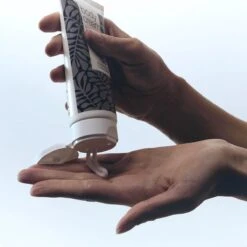 Australian Bodycare Body Cream 100 Ml - Intensieve Vochtinbrengende Crème Voor Zeer Droge & Beschadigde Huid - Met Actieve Ingrediënten Tea Tree Om De Natuurlijke Bacterieflora In Balans Te Houden En Toverhazelaar Voor Hydratatie Van De Huid -Winkel Voor Persoonlijke Verzorging 1200x1200 913