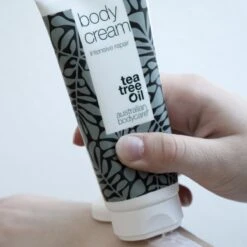 Australian Bodycare Body Cream 100 Ml - Intensieve Vochtinbrengende Crème Voor Zeer Droge & Beschadigde Huid - Met Actieve Ingrediënten Tea Tree Om De Natuurlijke Bacterieflora In Balans Te Houden En Toverhazelaar Voor Hydratatie Van De Huid -Winkel Voor Persoonlijke Verzorging 1200x1200 914