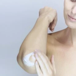 Australian Bodycare Body Cream 100 Ml - Intensieve Vochtinbrengende Crème Voor Zeer Droge & Beschadigde Huid - Met Actieve Ingrediënten Tea Tree Om De Natuurlijke Bacterieflora In Balans Te Houden En Toverhazelaar Voor Hydratatie Van De Huid -Winkel Voor Persoonlijke Verzorging 1200x1200 915