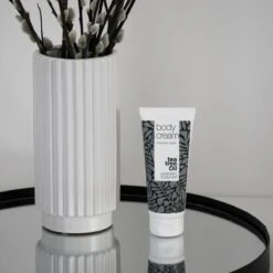 Australian Bodycare Body Cream 100 Ml - Intensieve Vochtinbrengende Crème Voor Zeer Droge & Beschadigde Huid - Met Actieve Ingrediënten Tea Tree Om De Natuurlijke Bacterieflora In Balans Te Houden En Toverhazelaar Voor Hydratatie Van De Huid -Winkel Voor Persoonlijke Verzorging 1200x1200 916