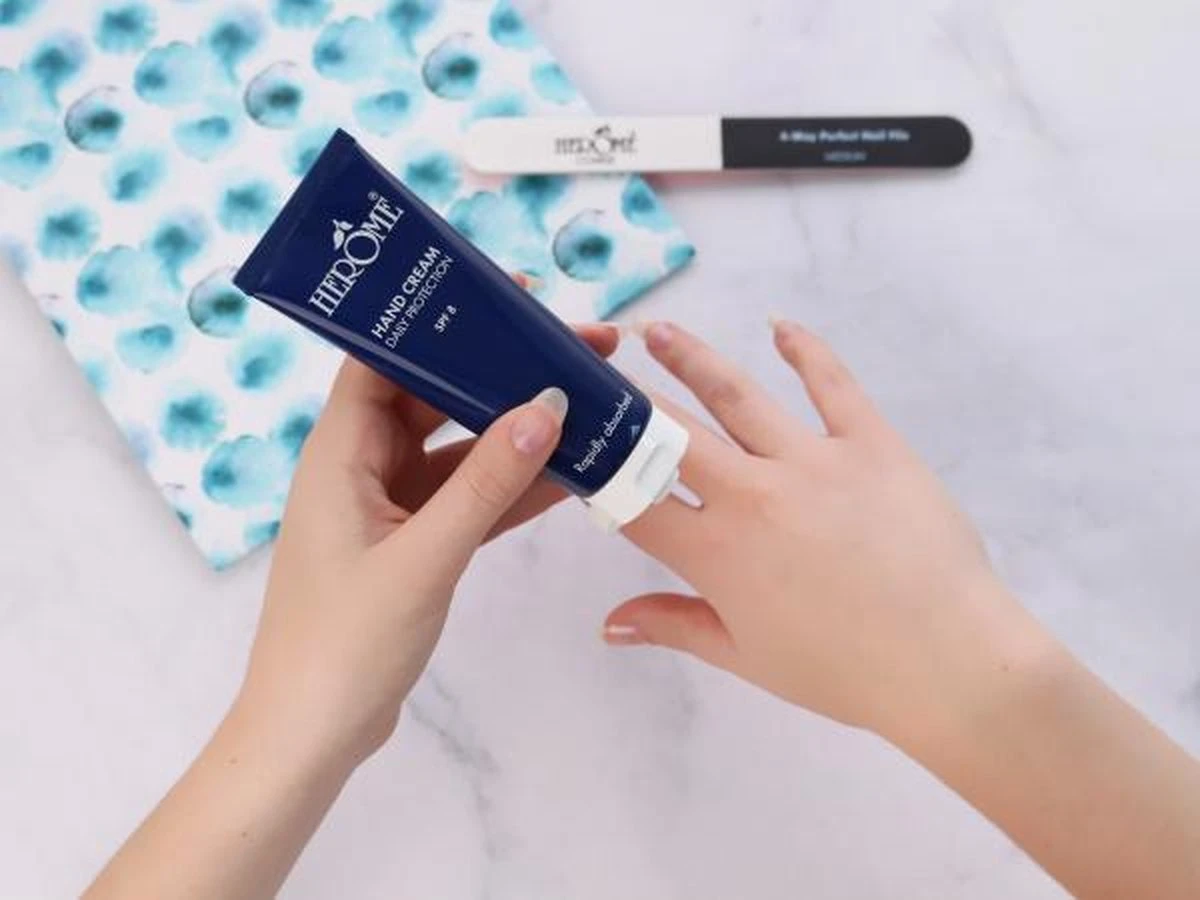 Herome Handcreme - Daily Protection SPF 8 - Voor De Dagelijkse Verzorging, Beschermend En Trekt Snel In - 75ml. 6 Herome Handcreme - Daily Protection SPF 8 - Voor De Dagelijkse Verzorging, Beschermend En Trekt Snel In - 75ml. - Afbeelding 4