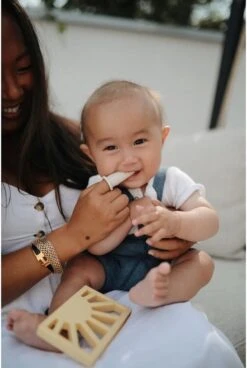 Mushie Finger Toothbrush Clay/Sand - Vingertandenborstel Baby - 2 Stuks Per Verpakking - Tandenborstel Siliconen -Winkel Voor Persoonlijke Verzorging 806x1200 1